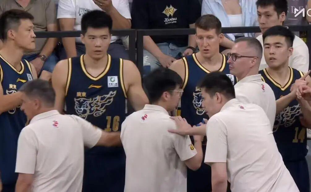 广东男篮官宣签弗格暂代萨姆纳，NBA首轮秀中锋阿祖布伊克加盟