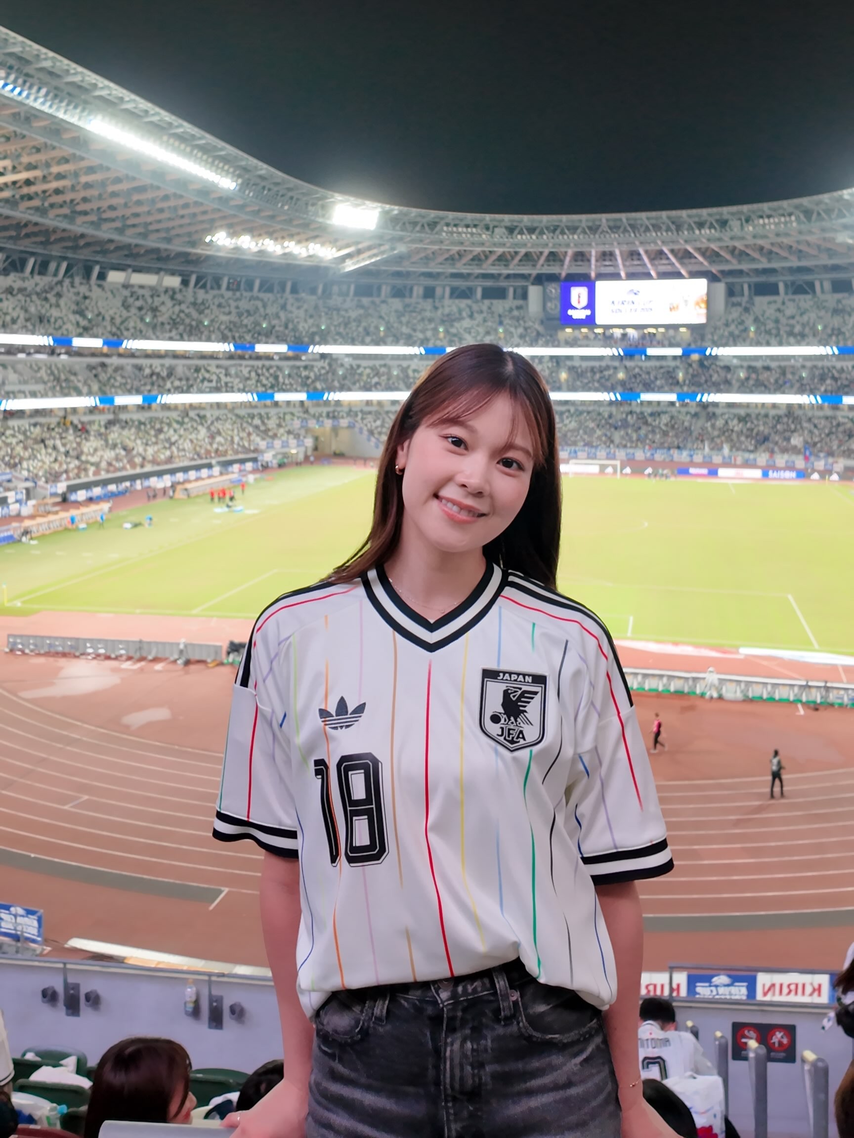 原AKB48成员吉川七濑身穿日本国家队球衣观战麒麟杯2026引发热议