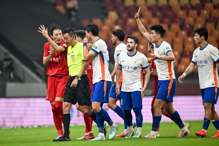山东泰山客场1-1战平重庆铜梁龙，仍有冲击三甲可能