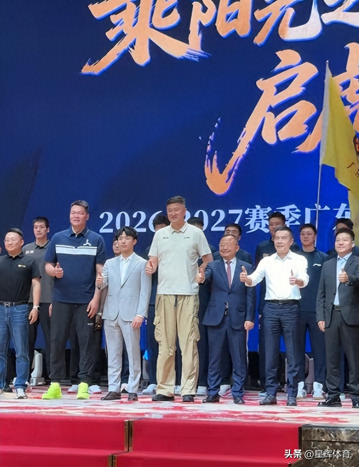 广东宏远2026-2027赛季出征仪式 杜锋C位出席 周鹏未互动