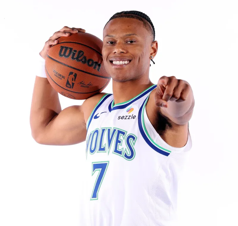 NBA官方为杰伦-克拉克庆生，森林狼3年1000万续约合同曝光