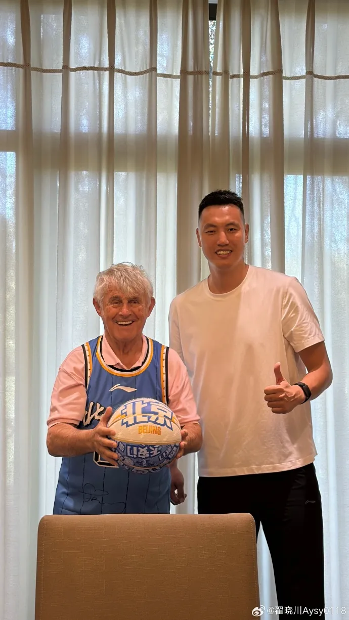 翟晓川社媒晒与米卢合影 上赛季季后赛场均5.4分3.7篮板