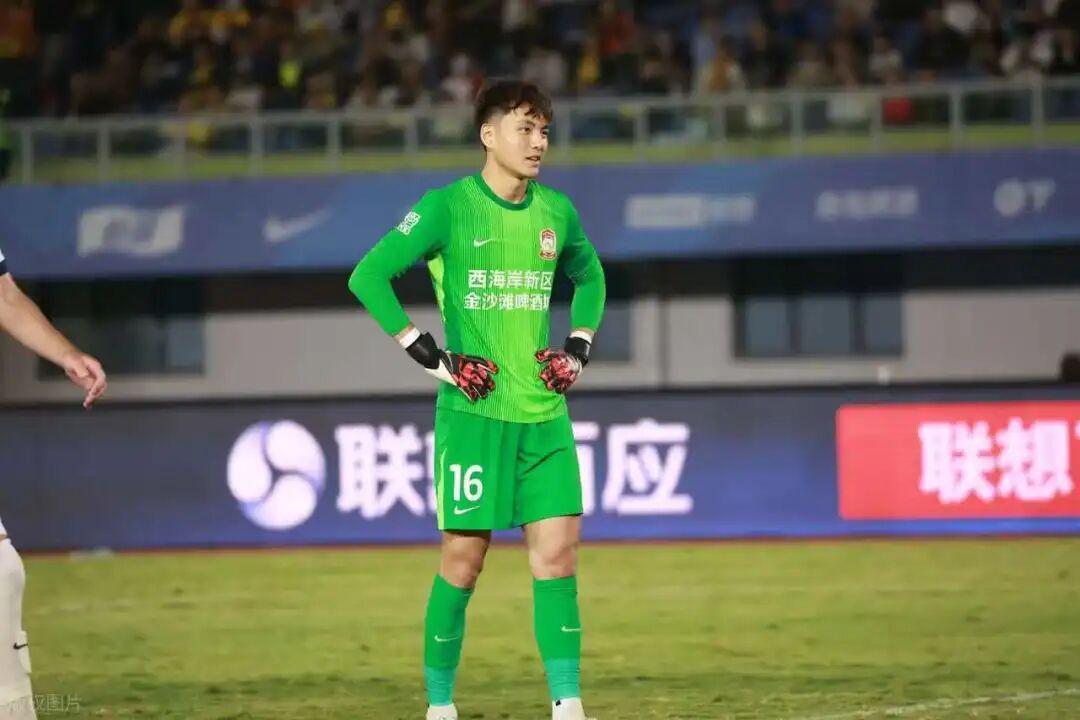 李昊赛后怒摔手套毛巾引热议 国足门将未来可期