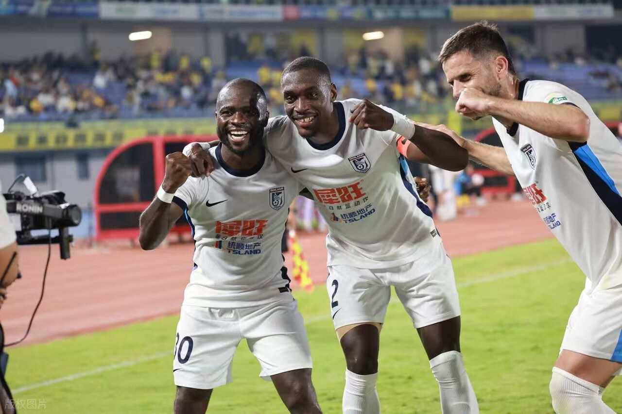 大连英博4-0大胜西海岸 阿奇姆彭大四喜助球队保留争冠希望