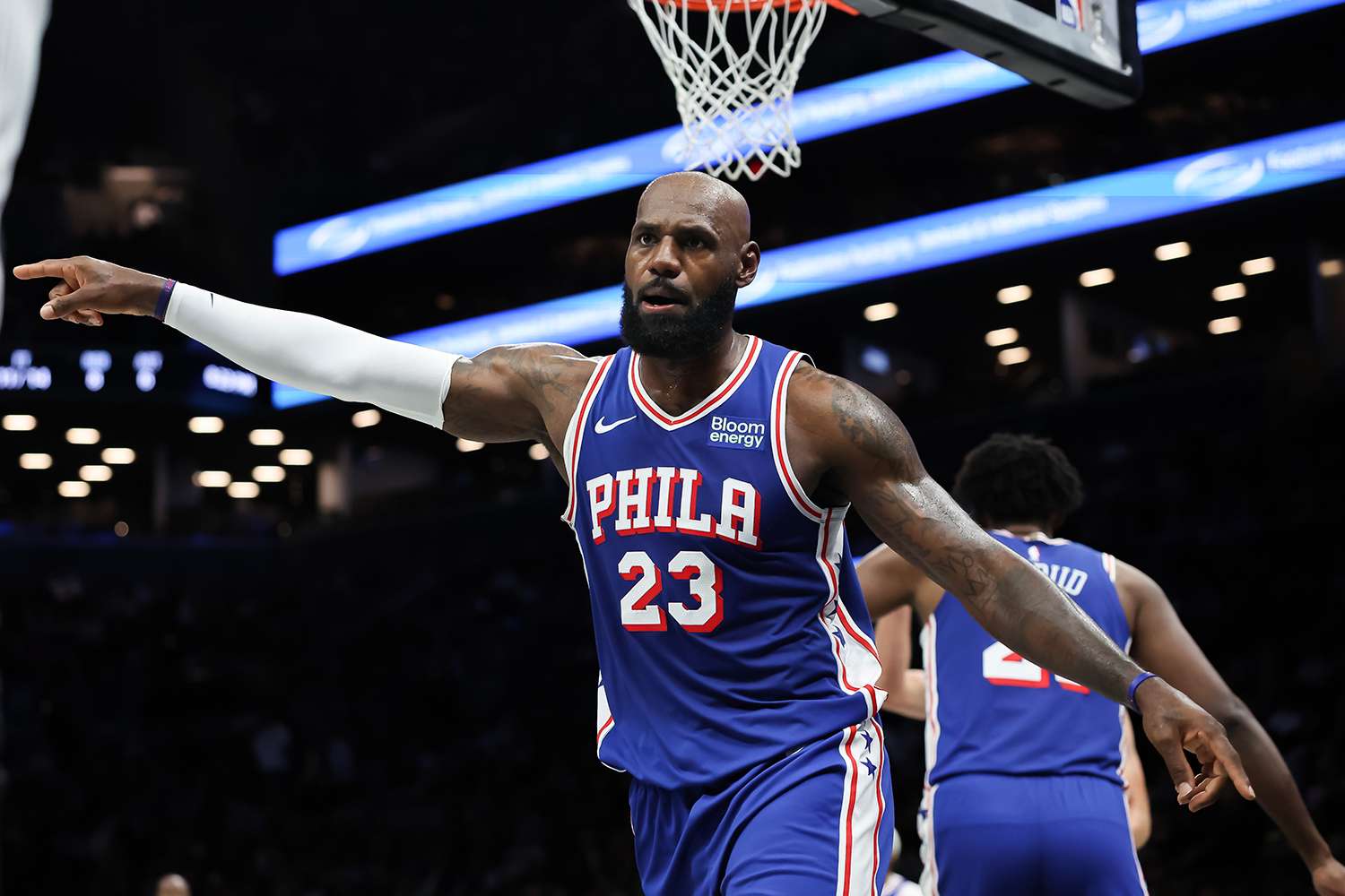 NBA东部伤情报告：詹姆斯带伤出战，哈利伯顿复出迎首秀