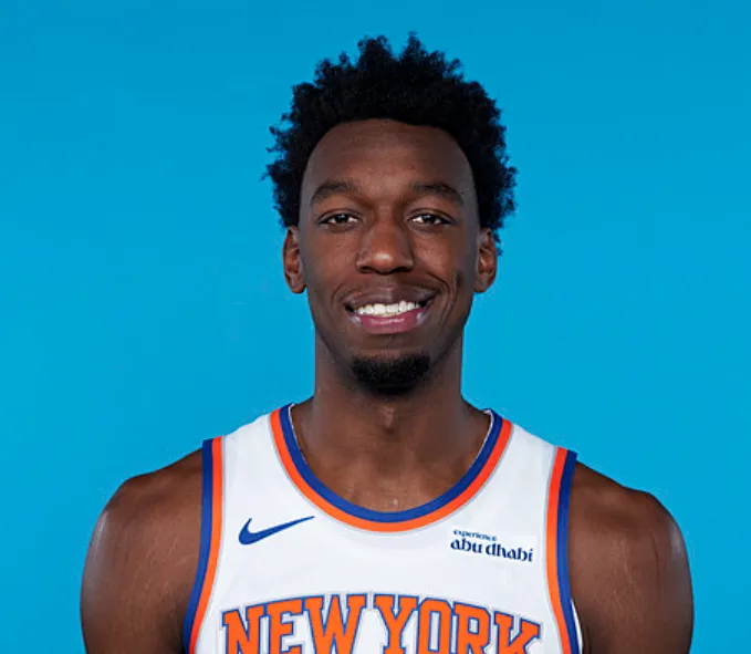 怀斯曼第三节4投4中砍下11分2篮板，NBA季前赛猛龙对阵尼克斯