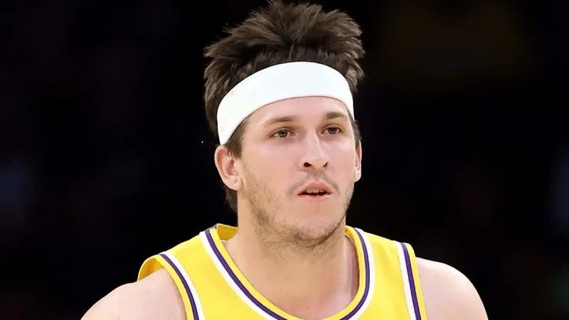 NBA季前赛里夫斯半场砍21分 洛杉矶湖人新星突破能力受关注