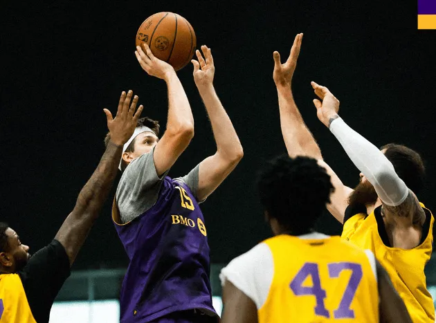 里夫斯半场砍23分！湖人63-50领先勇士