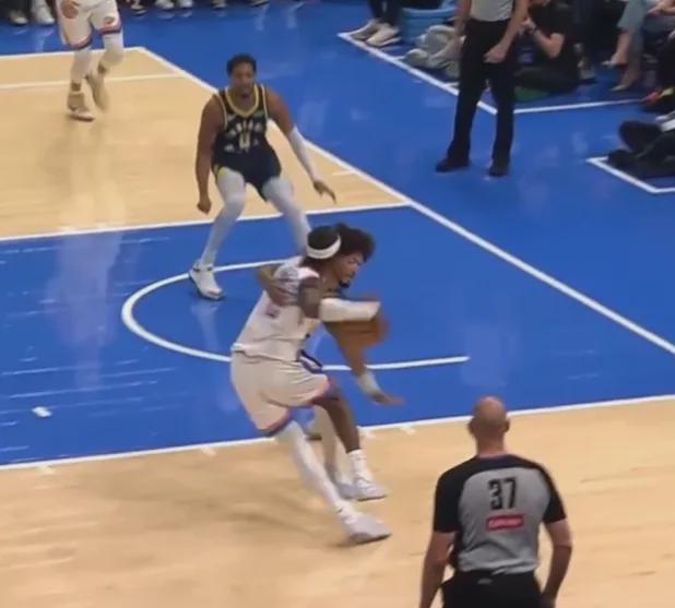 NBA新规首现争议！亚历山大护球手动作被吹进攻犯规