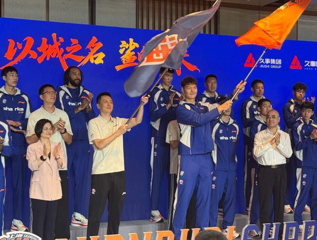 CBA新赛季揭幕战：上海男篮迎战深圳男篮，卢伟遇首秀考验