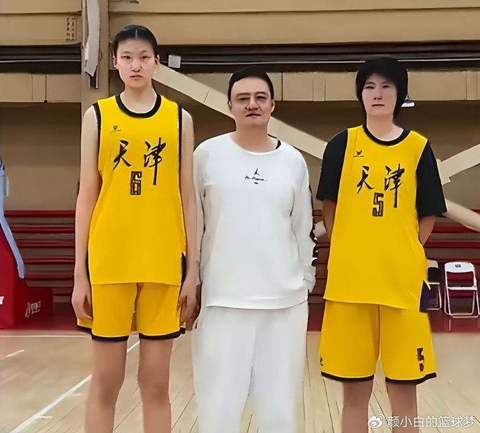 14岁女篮天才曹熙琛身高2.2米能扣篮 郑海霞在旁矮一整头