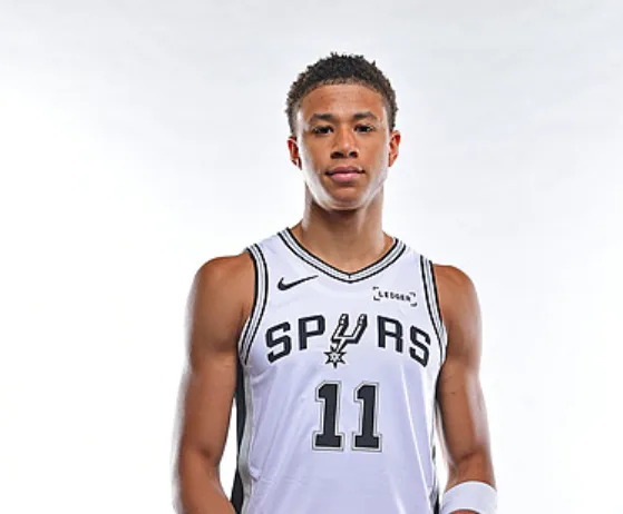 NBA季前赛马刺首节低迷 布莱恩特传球出界致15投3中