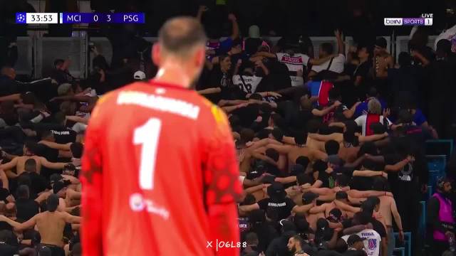 巴黎3-0领先曼城时球迷跳起波兹南舞 伊蒂哈德看台上演反向助威