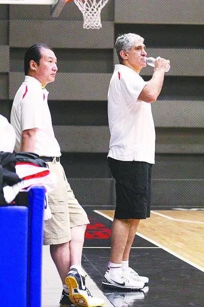 中国男篮亚锦赛溃败背后：胡加时被指干扰扬纳基斯执教