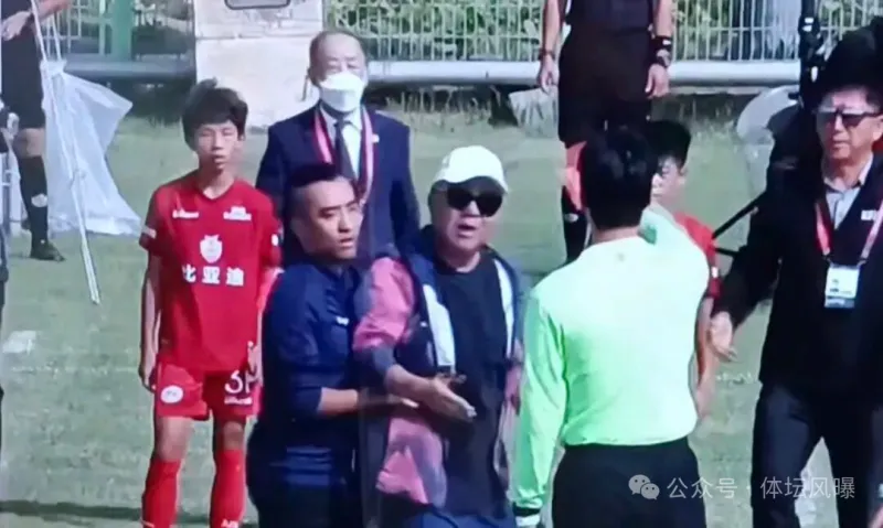 中国足球小将14队客战首尔文武队遭不公判罚 董路冲入场内遭红牌