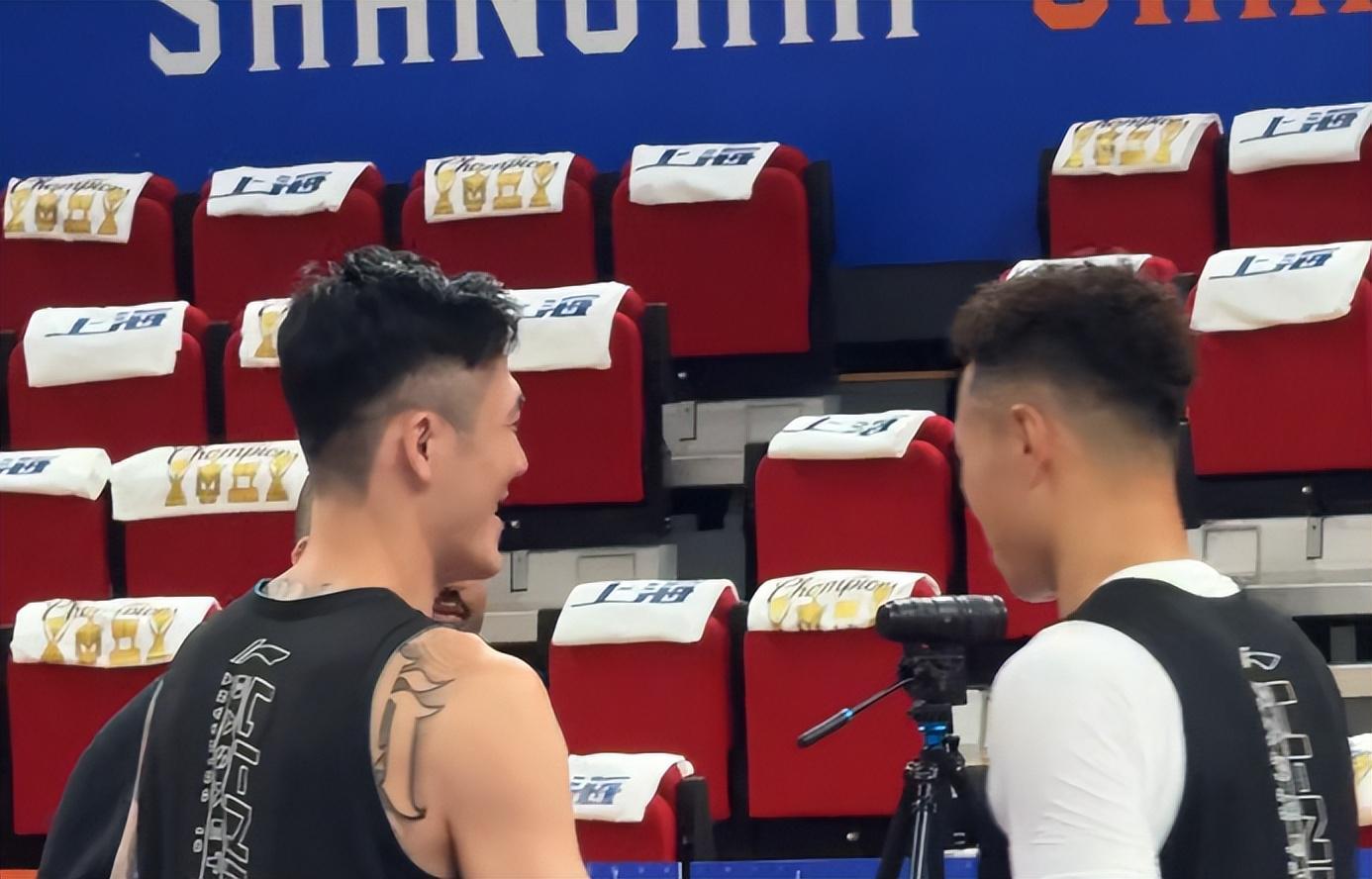 CBA新赛季揭幕战前瞻：李慕豪带伤出战，顾全与李秋平聚餐，贺希宁刘铮友好互动