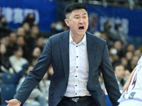 杜锋转任广东宏远总教练 与宿敌杨鸣同框解说CBA新赛季揭幕战