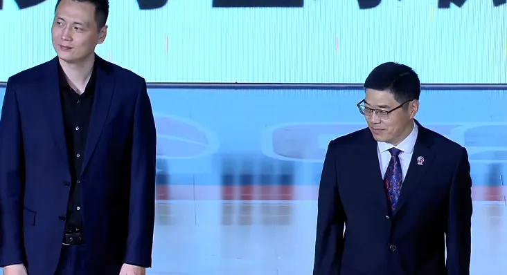 CBA常规赛揭幕战：郭振明为李秋平、卢伟颁发总冠军戒指