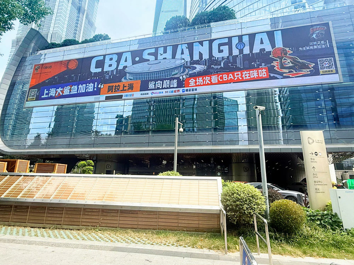 上海大屏方言助威上海男篮 成为新晋打卡地