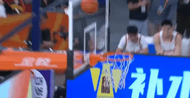 CBA常规赛：拉塞尔第三节狂砍8分，全场13中3表现低迷