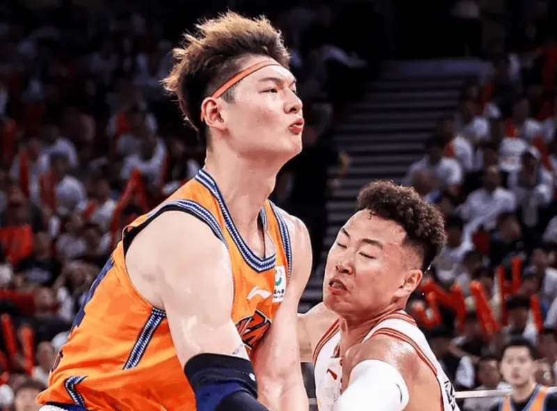 王哲林砍下14分18篮板，上海102-68大胜深圳
