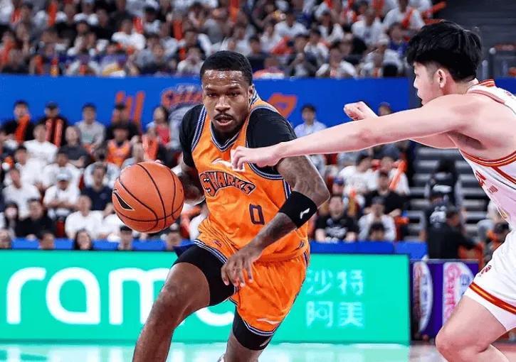 上海102-68大胜深圳，古德温22+9助攻，深圳进攻端无战术
