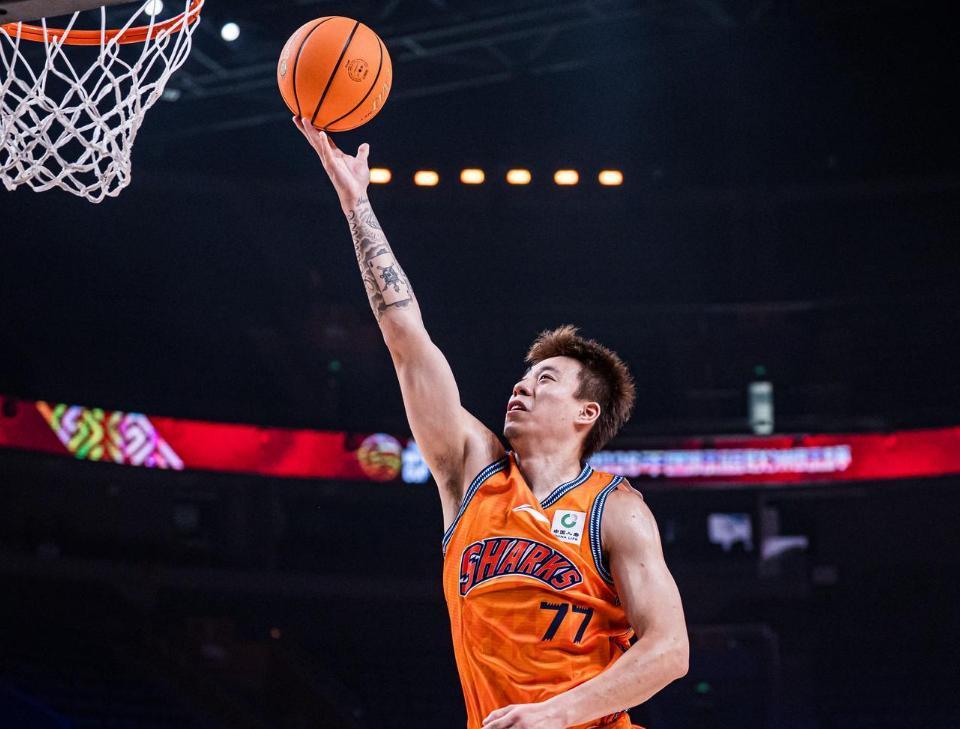 上海男篮102-68大胜深圳男篮，王哲林两双古德温22分
