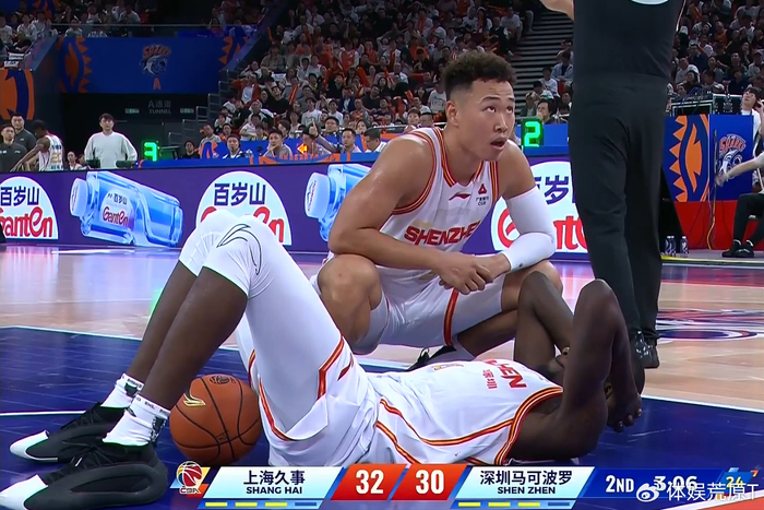 王哲林14+18创历史第三 上海男篮102-68大胜深圳男篮