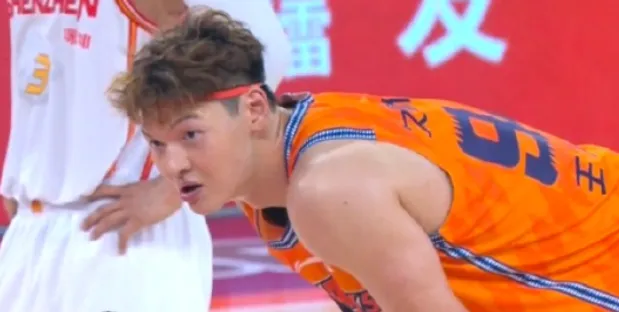 王哲林18篮板14分引领上海大胜深圳26分