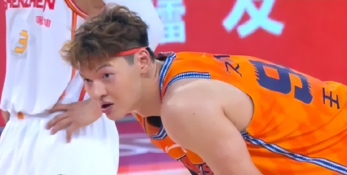 上海大胜深圳但内线隐患凸显 王哲林砍18篮板14分麦基状态存疑