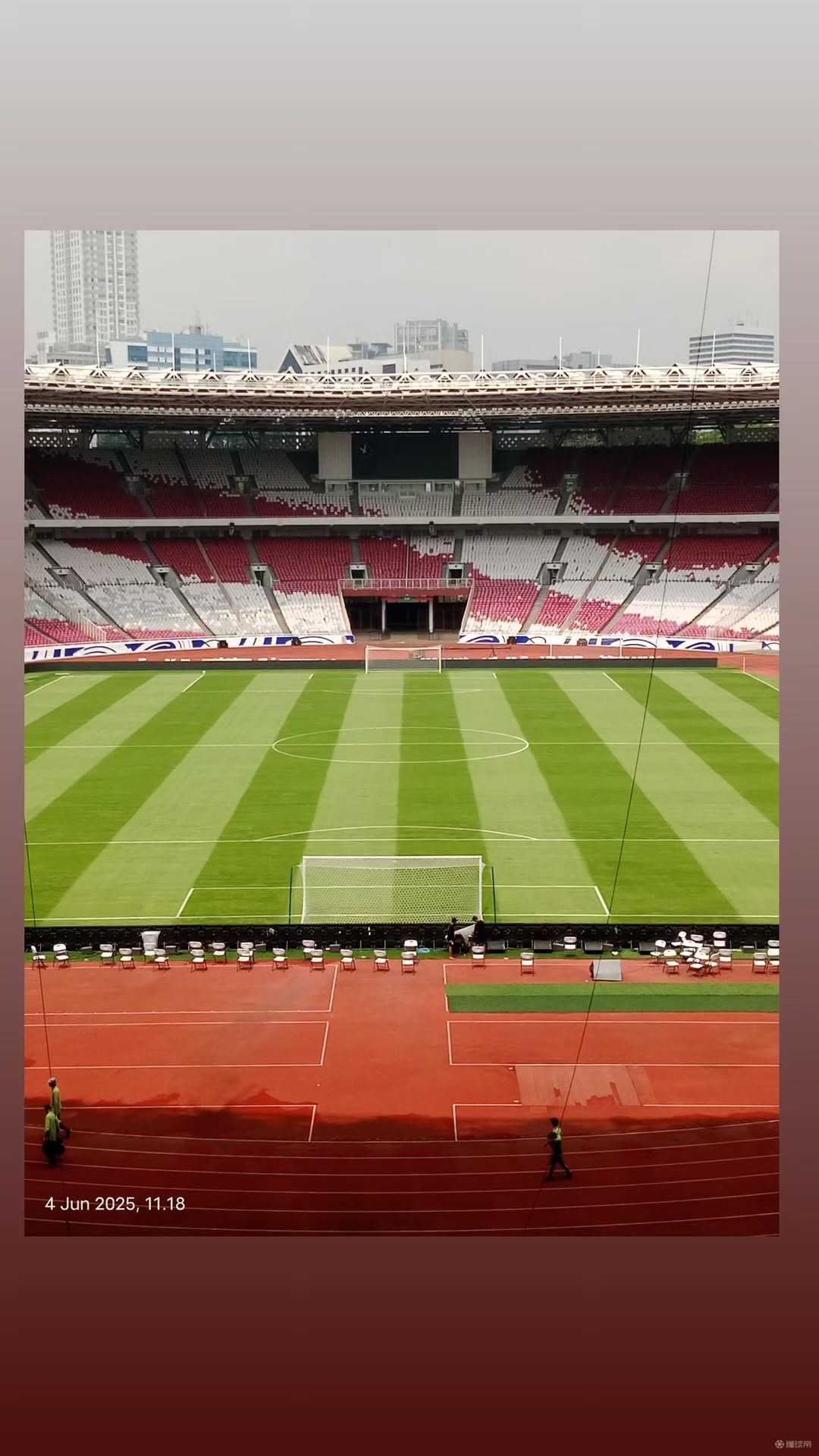 印尼队进入新加坡体育场，门将训练禁区内出球及快速扑救