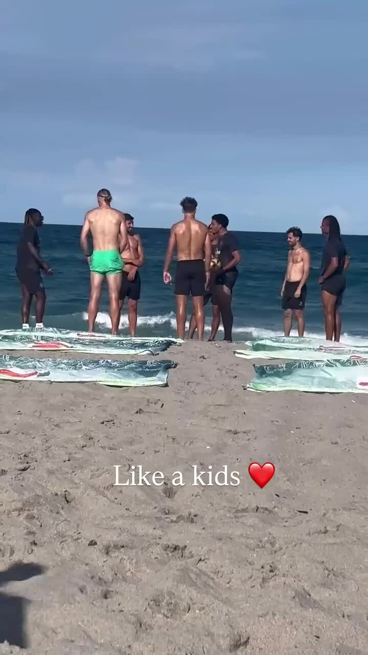 放松一下，曼城球员来到海边在沙滩上踢球