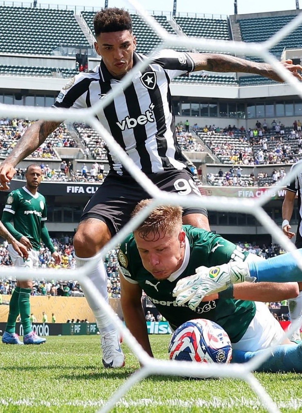 帕尔梅拉斯后卫：主帅一直鼓励我们大胆追梦；为升级感到高兴