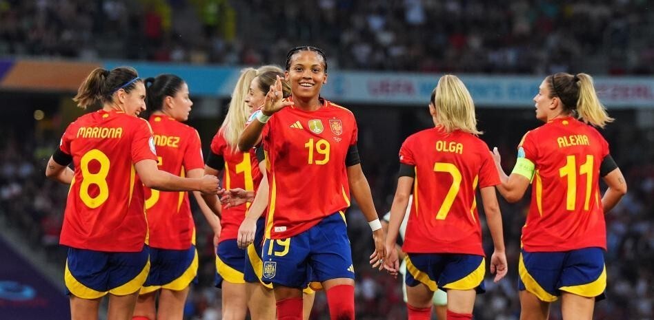 薇薇：谁说18岁不能成为国家队的首秀；我们就像一头猛狮