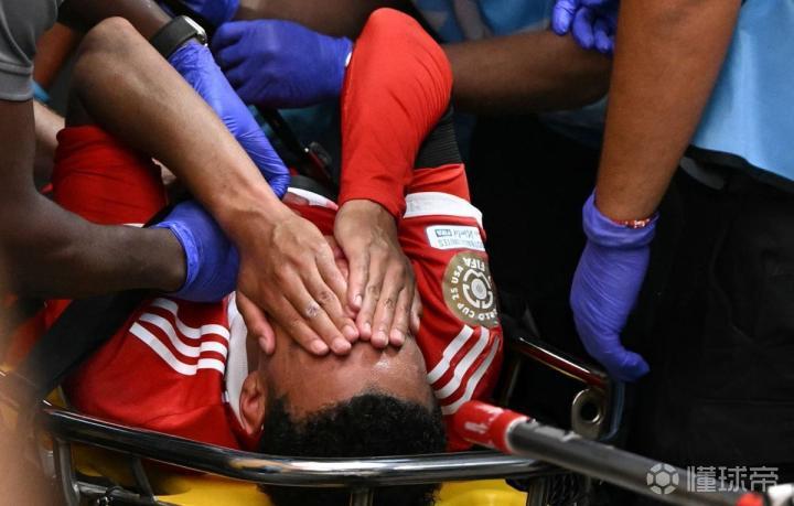 图片报道：穆西亚拉左膝韧带受伤，预计缺席4-5个月