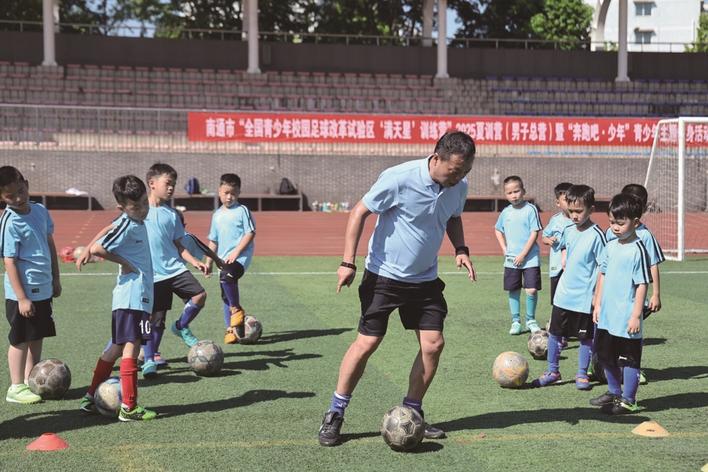 苏媒：南通当地从小学开始培养足球，校园里足球氛围浓厚