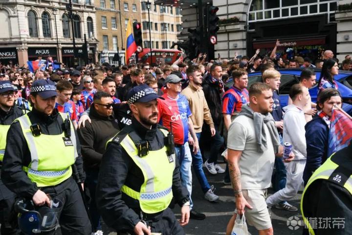 太阳报：水晶宫球迷情绪不满，将发起抗议游行活动