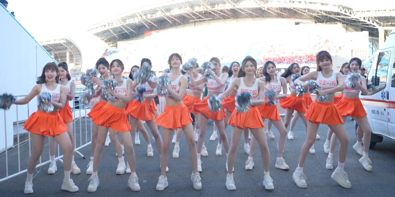 蕾红队作为常州队打call，比赛中场期间的表现点燃主场气氛