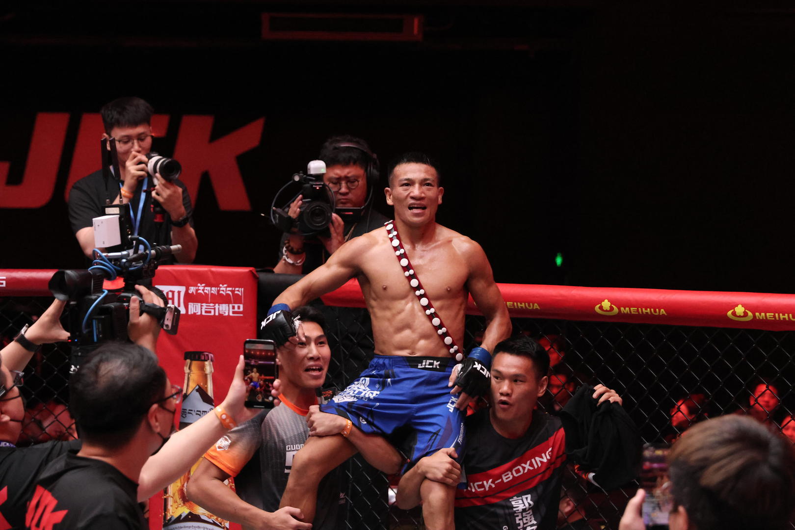 洛博特卡：德布朗内部能帮那不勒斯达到新高度，我们想卫冕意甲