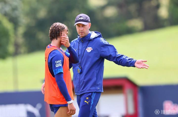 图片报道：西蒙斯正在保持状态待转会，但目前尚无实质性进展