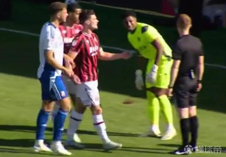 太阳报：英国足球迷朝对方门将将椅子，被球队主帅严厉批评