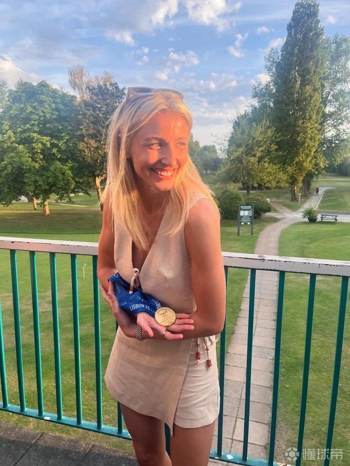 身穿比基尼的英格兰女子，意大利海滩上的威廉姆森与朋友们在度假