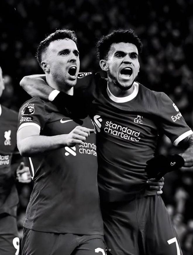 罗马前往安菲尔德向若塔默哀，迪巴拉作为球员代表获赠花篮