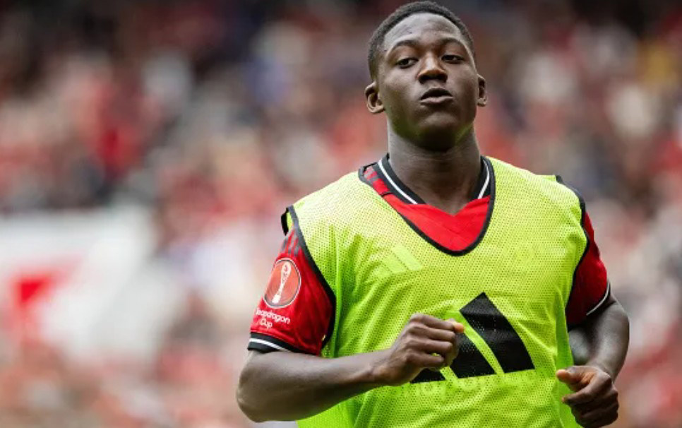 内维尔和鲁尼警告曼联中场问题，巴莱巴能否填补缺口？