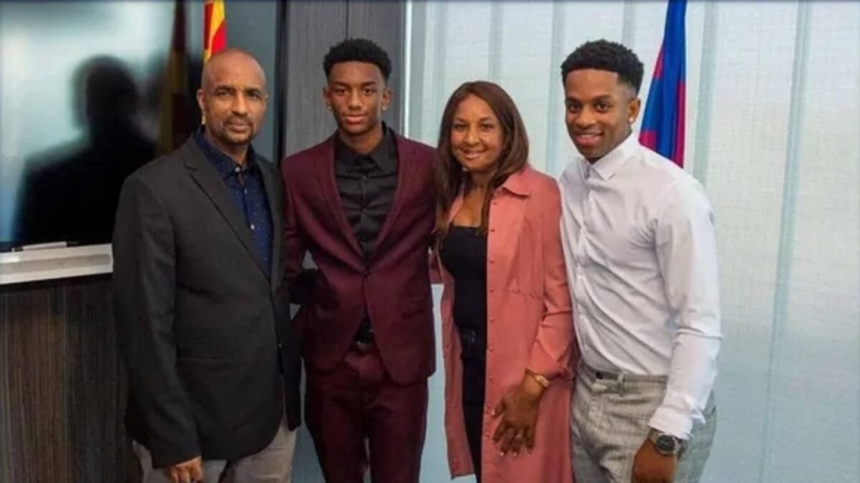 巴萨客场带家属的怪癖，球员亲友团玩得欢，真的是职业还是家庭聚会？