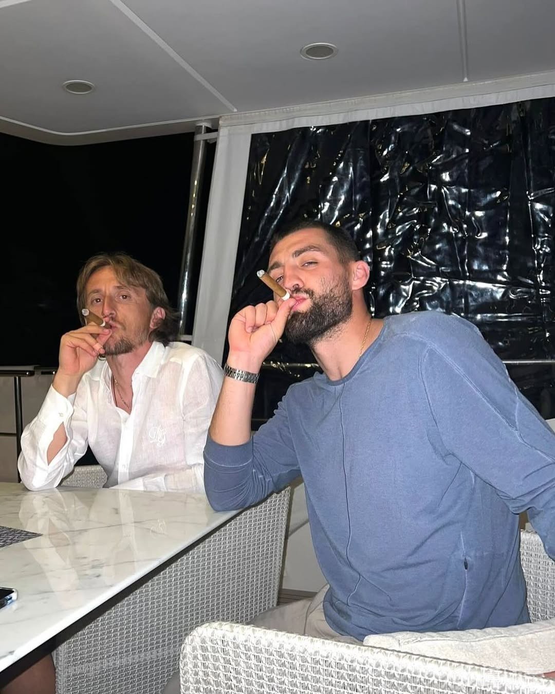 莫德里奇40岁生日，科瓦契奇社媒秀兄弟情抽雪茄庆祝