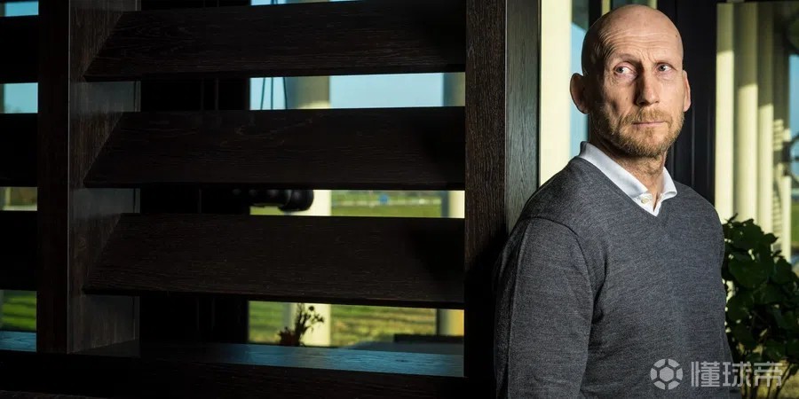 斯塔姆怒赞范戴克英超最佳中后卫，年轻犬儒者廷贝尔也被捧成未来之星