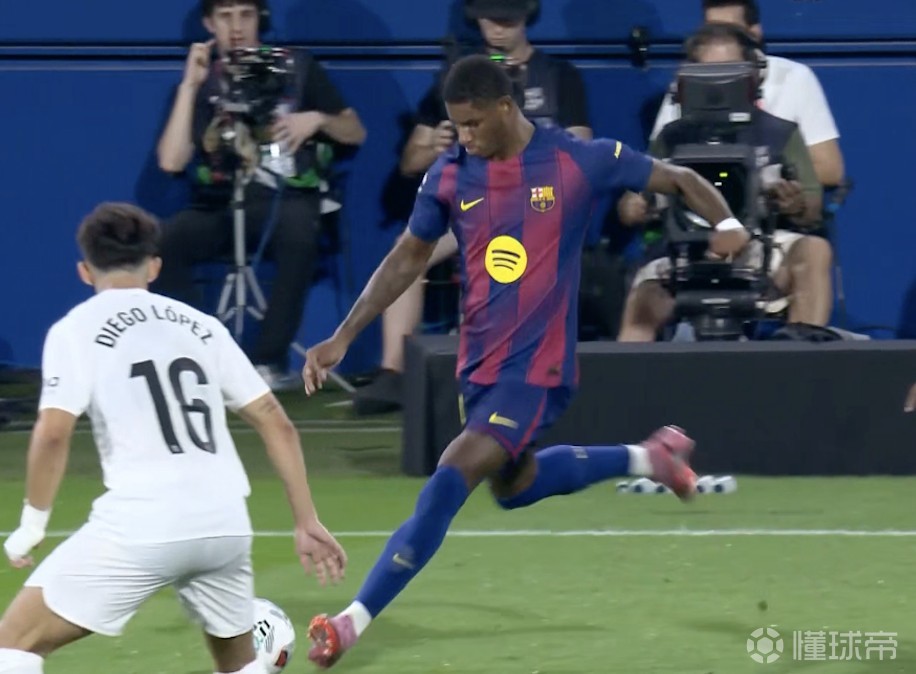 巴萨狂甩瓦伦西亚6球，莱万150场里程碑梅开二度，数据依旧犀利