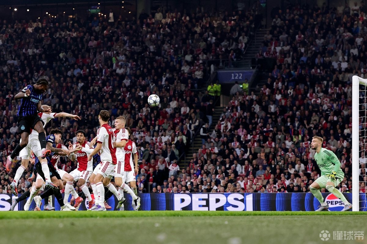 欧冠首轮爆冷，国际米兰角球两击击溃阿贾克斯，荷甲豪门挨了个底朝天
