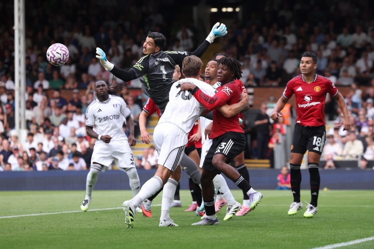 曼联门将危机与中场困局：引援计划成摆设还是救命稻草？